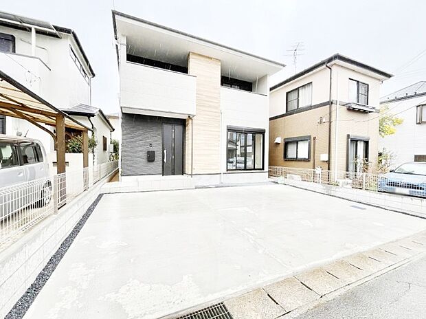 【駐車場】~Parking~ 駐車場3台置けます!(車種による)自転車置き場や物置場として、お子様の遊ぶスペースとして、ゆとりある敷地だからこそ可能な多用途にご利用いただけるスペースです。