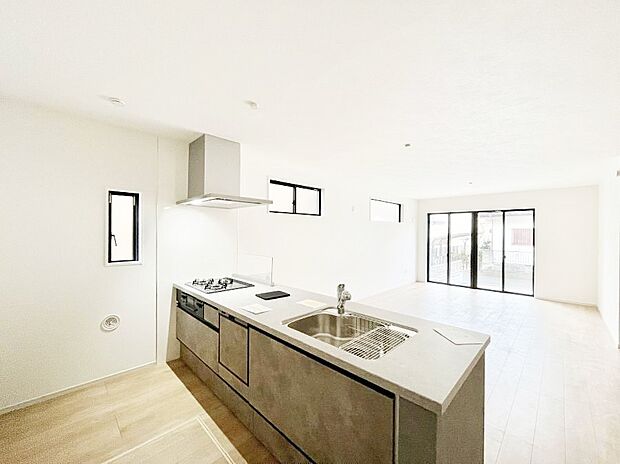 【ダイニングキッチン】~Kitchen~ リビングが見渡せるカウンターキッチン。 料理をしながら家族とコミュニケーションをとれるだけでなく、大きな開放感も得ることができます。 お子様の成長も感じることができますね!