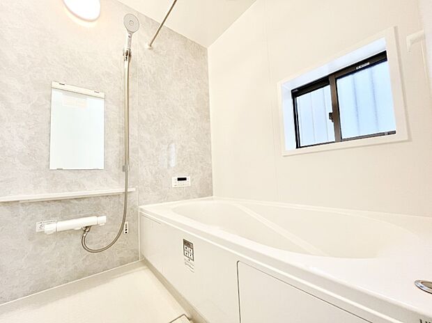 【浴室】◆A号棟◆~Bath Room~ 窓付きのバスルームは、採光もあり明るく気持ちの良い空間です。窓があることで、換気環境も良好。ゆったり寛げるバスルームで、毎日のバスタイムが楽しみになりそうです。