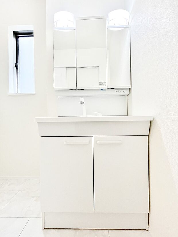 【洗面台・洗面所】◆A号棟◆~Dressing Room~ 暗くなりがちな洗面所も窓があると採光と換気が可能なので気持ちよくお使い頂けます。三面鏡タイプの洗面台は鏡裏収納で散らかりがちな洗面所もスッキリ♪