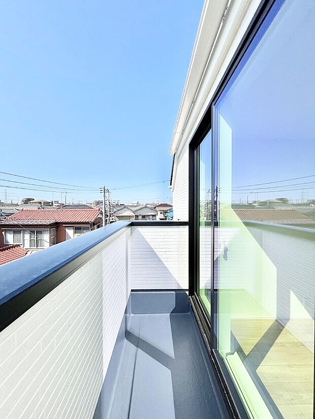 【バルコニー】◆1号棟◆~Balcony~ 大きな空に囲まれた気持ちのいい家。バルコニーを覗くだけで圧倒的な開放感に包まれます。バルコニーは陽がさしこみお布団や洗濯物を気持ちよく干すことができます。
