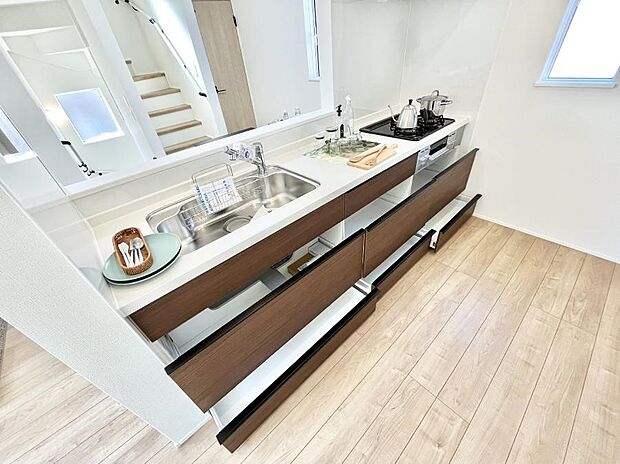 【その他設備(スライド収納)】◆1号棟◆使いやすさを優先したスライド式収納タイプ!