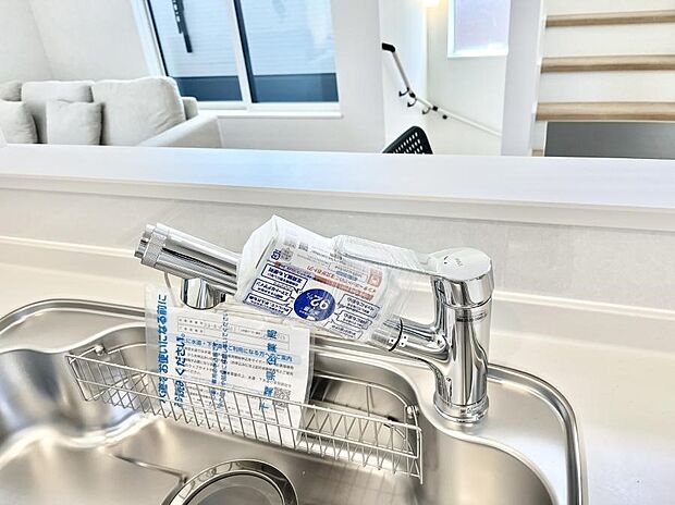 【その他設備(浄水器)】◆1号棟◆いつでも清潔なおいしいお水を。一つの水栓で水道水と浄水を使い分け。