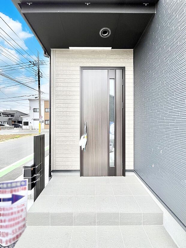 【玄関】大切な家族、来客を出迎える玄関。