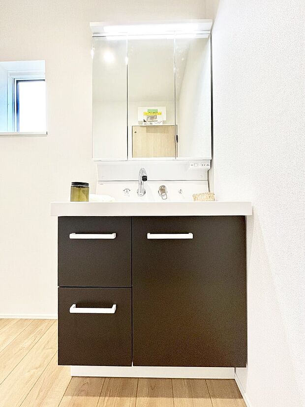 【洗面台・洗面所】~Dressing Room~ 清潔感溢れる色合いで統一されていると、スッキリと整った印象をうけます。 鏡の裏にはたっぷりと収納スペースを標準装備! 水廻りは、シンプルかつ機能性を重視して。