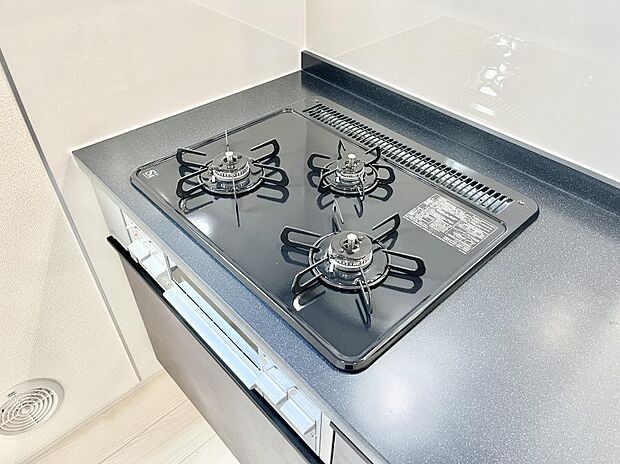 【その他設備(Siセンサーコンロ)】ガスコンロはSiセンサー搭載。火力調節や焦げ付き・消し忘れも防いでくれます。