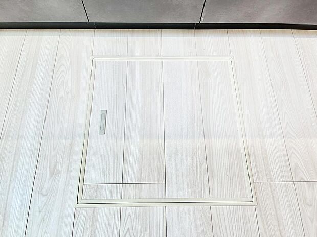 【その他設備(床下収納)】床下収納付き!日用品・非常用品の収納にも大活躍。