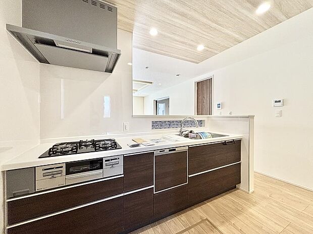 【ダイニングキッチン】～Kitchen～ リビングが見渡せるカウンターキッチン。 料理をしながら家族とコミュニケーションをとれるだけでなく、大きな開放感も得ることができます。 お子様の成長も感じることができますね！