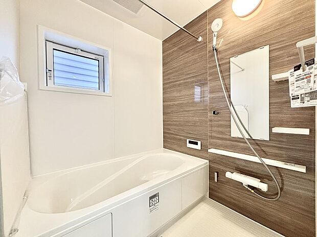 【浴室】～Bath Room～　落ち着いた雰囲気の浴室で明日に向けてリフレッシュ。浴室乾燥機能も付いているので隣の洗濯機置き場で洗い上がった洗濯物を、雨の日も天気を気にせず乾燥させることも可能です。