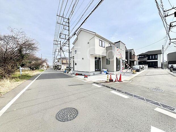 【前面道路含む現地写真】～Exterior～　前面道路は閑静な住宅地をはしる車通りの少ない道路。駐車の出し入れもらくらくです！ご不明点・現地見学のご希望は、お気軽にお問い合わせください！
