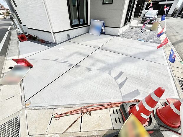 【駐車場】～Parking～　駐車場２台置けます！(車種による)自転車置き場や物置場として、お子様の遊ぶスペースとして、ゆとりある敷地だからこそ可能な多用途にご利用いただけるスペースです。