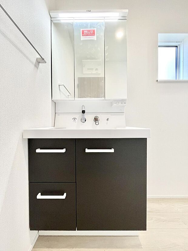 【洗面台・洗面所】～Dressing Room～　暗くなりがちな洗面所も窓があると採光と換気が可能なので気持ちよくお使い頂けます。三面鏡タイプの洗面台は鏡裏収納で散らかりがちな洗面所もスッキリ♪