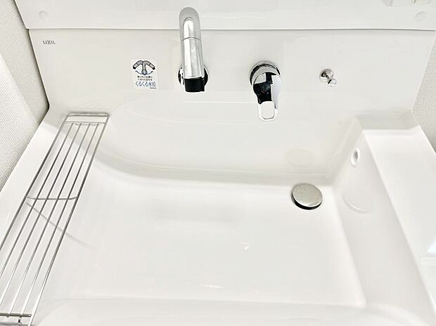 【その他設備(シャワー水栓)】ハンドシャワー付き！使いやすい洗面台。