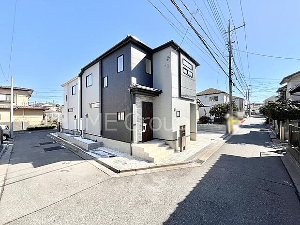 【前面道路含む現地写真】～Exterior～　前面道路は閑静な住宅地をはしる車通りの少ない道路。駐車の出し入れもらくらくです！ご不明点・現地見学のご希望は、お気軽にお問い合わせください！