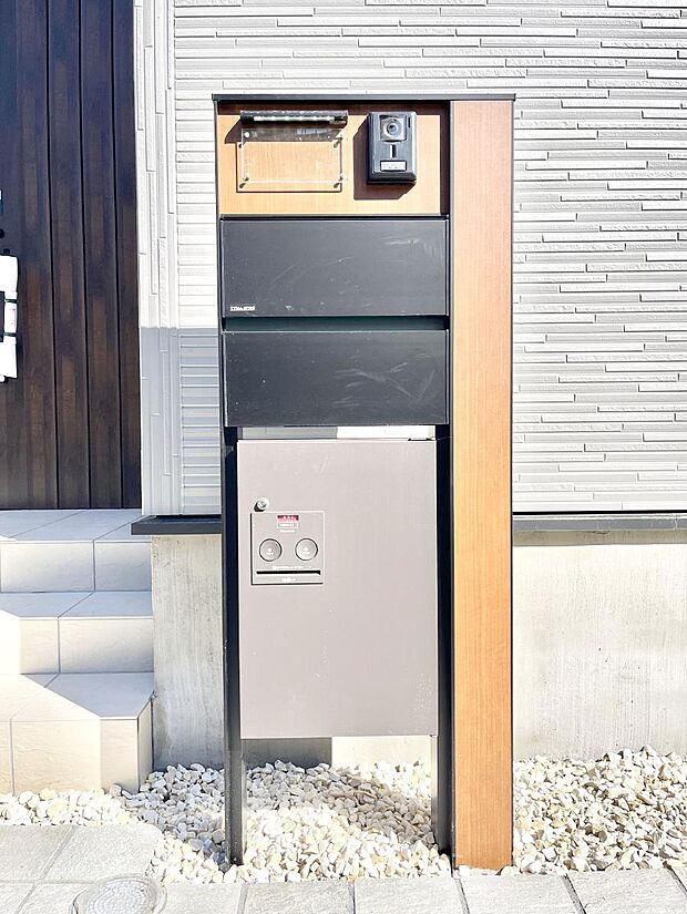 【その他現地】◆1号棟◆表札・インターホン・ポスト・宅配ＢＯＸをひとつに集約。エントランスになじむシンプルデザイン。