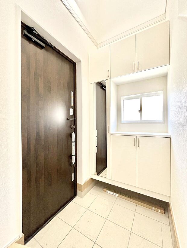 【玄関】◆1号棟◆～Entrance～　下駄箱ミラー付なので、お出かけ前の身だしなみチェックに◎玄関はお客様をお出迎えする一番最初の場所、帰ってくる時に入る最初の場所。そんな場所だからこそ、より良い空間に♪