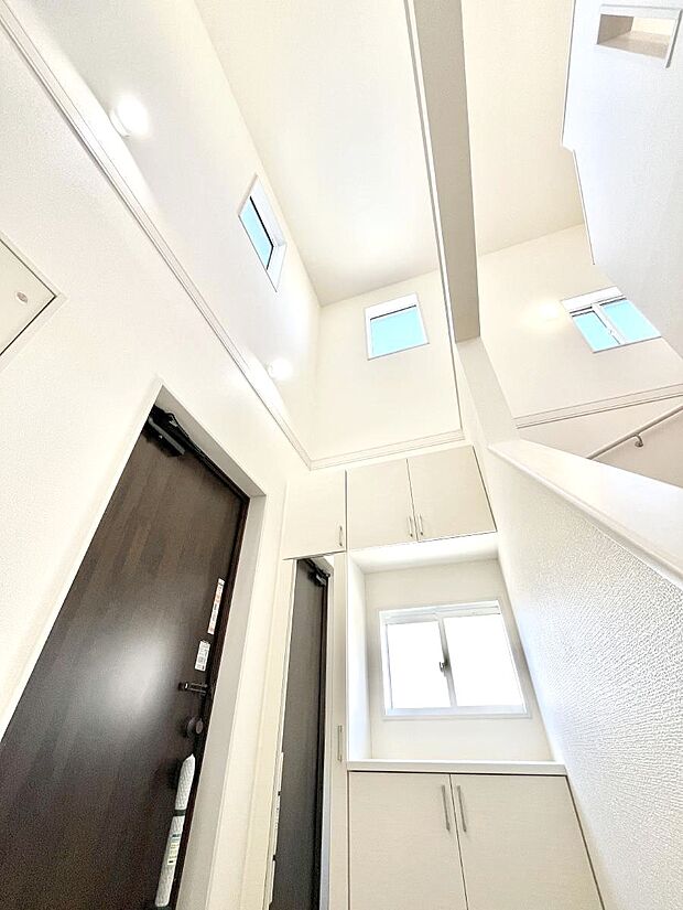 【その他設備(吹き抜け)】◆1号棟◆明るい日差しが差し込む吹き抜け設計