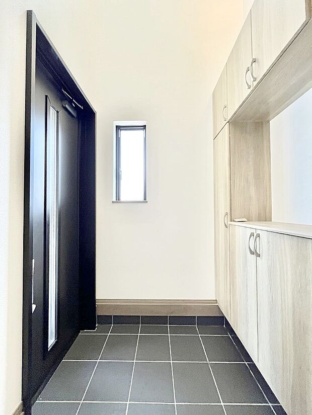 【玄関】◆2-B号棟◆～Entrance～　家の中でお客様を迎える最初の場所である玄関は、家の印象そのものです！豊富な玄関収納で、常に綺麗に保つことが出来ます♪玄関にはたっぷり収納の下駄箱を完備！