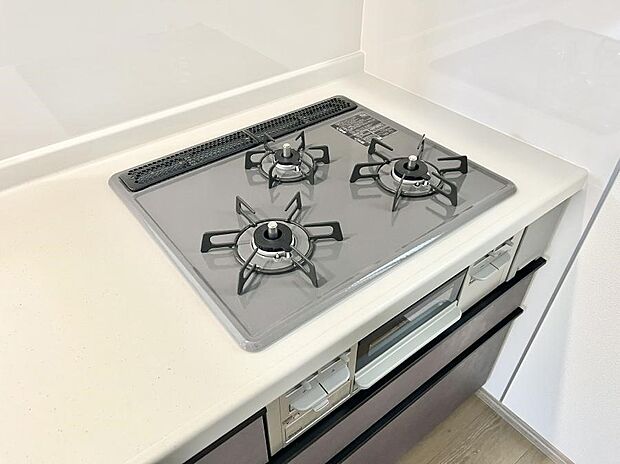 【その他設備(3口コンロ)】B号棟◆三口ガスコンロでお料理が一気にはかどりそう