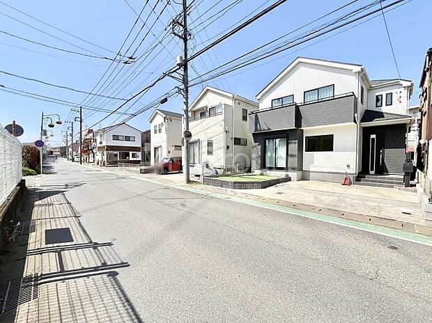 【前面道路含む現地写真】～Exterior～　前面道路：南東 7.27m 公道　前面道路は閑静な住宅地をはしる車通りの少ない道路。駐車の出し入れもらくらくです！ご不明点・現地見学のご希望は、お気軽にお問い合わせください！