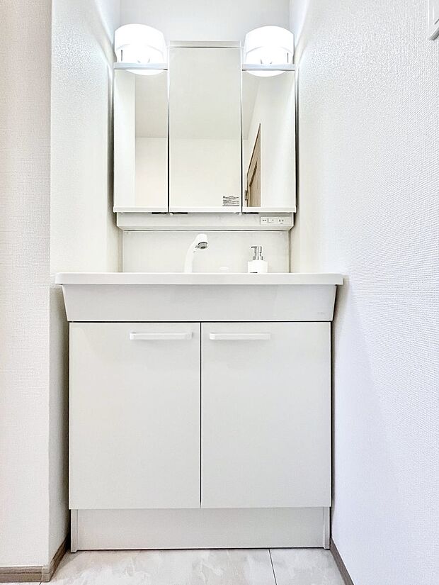 【洗面台・洗面所】～Dressing Room～ 清潔感溢れる色合いで統一されていると、スッキリと整った印象をうけます。 鏡の裏にはたっぷりと収納スペースを標準装備！ 水廻りは、シンプルかつ機能性を重視して。