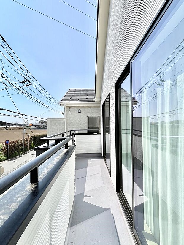 【バルコニー】～Balcony～ バルコニーは温かい陽がさしこみ、お布団や洗濯物を気持ちよく干すことができます。 使いやすく開放的なバルコニーです♪陽ざしがたっぷり降り注ぐ、バルコニー付き住まい。 