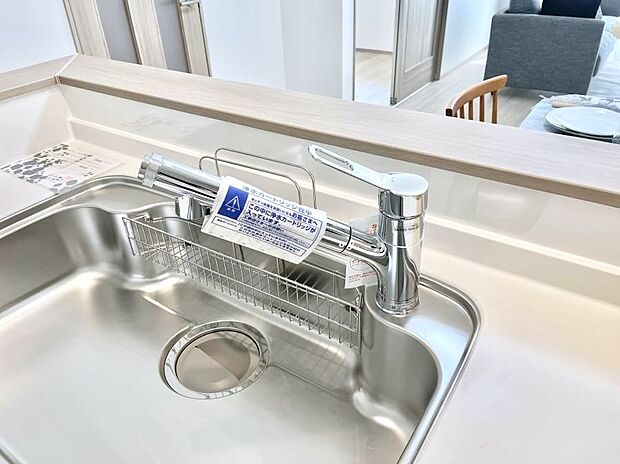 【その他設備(浄水器)】いつでも清潔なおいしいお水を。一つの水栓で水道水と浄水を使い分け。