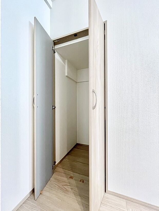 【その他設備(パントリー)】キッチンにはパントリー！食材のストックはもちろん、日用品の収納など使い方はいろいろ！