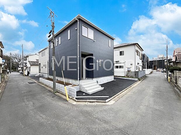 【前面道路含む現地写真】～Exterior～　前面道路は閑静な住宅地をはしる車通りの少ない道路。 駐車の出し入れもらくらくです！ご不明点・現地見学のご希望は、お気軽にお問い合わせください！