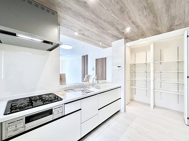 【ダイニングキッチン】～Kitchen～ リビングが見渡せるカウンターキッチン。 料理をしながら家族とコミュニケーションをとれるだけでなく、大きな開放感も得ることができます。 お子様の成長も感じることができますね！