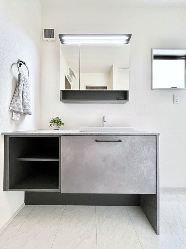 【洗面台・洗面所】～Dressing Room～　十分な大きさの洗面台は収納もさる事ながら、身だしなみチェックや歯磨きなど、朝の慌ただしい時間でもホテルライクなスペースで余裕とゆとりを感じて頂けます。