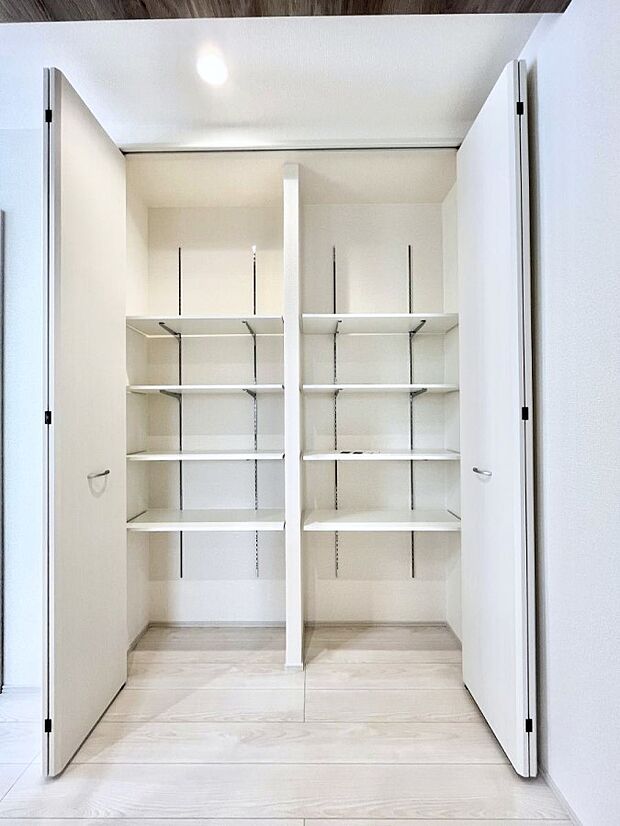 【その他設備(パントリー)】キッチンにはパントリー！食材のストックはもちろん、日用品の収納など使い方はいろいろ！