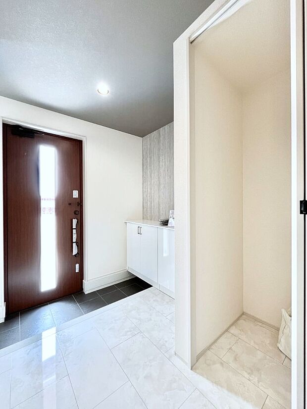 【その他設備(玄関ホール収納)】玄関ホール収納です。掃除道具やお出かけ用グッズの収納に便利です。