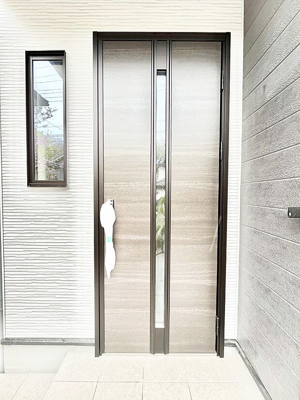 【玄関】～Entrance～　玄関は、お客さんをお迎えする場であり、家族が出入りする場でもあるので「おうちの顔」とも呼ばれる重要な場所！すっきりと明るく、いつでもお客様をお出迎えできるような設計をしました！