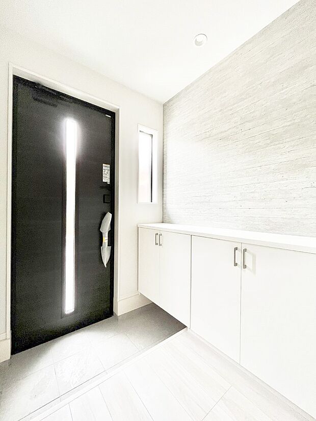 【玄関】～Entrance～　家の中でお客様を迎える最初の場所である玄関は、家の印象そのものです！豊富な玄関収納で、常に綺麗に保つことが出来ます♪玄関にはたっぷり収納の下駄箱を完備！