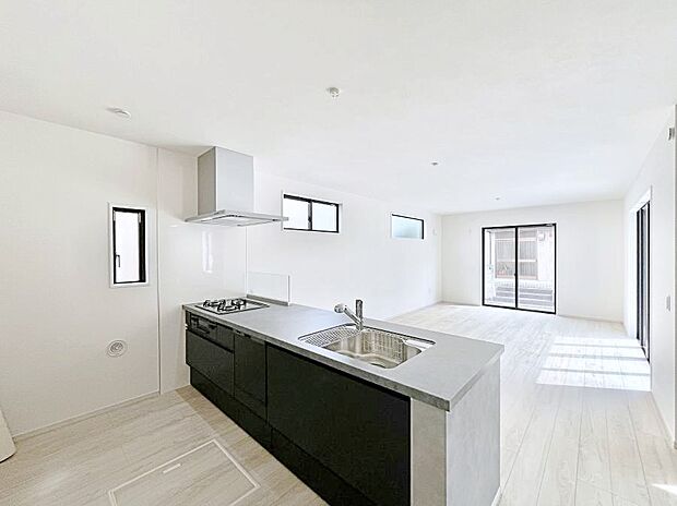 【ダイニングキッチン】～Kitchen～ リビングが見渡せるカウンターキッチン。 料理をしながら家族とコミュニケーションをとれるだけでなく、大きな開放感も得ることができます。 お子様の成長も感じることができますね！