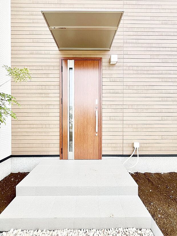 【玄関】◆４号棟◆玄関前は雨が降っても濡れにくい屋根付き