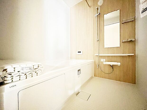 【浴室】◆４号棟◆～Bath Room～ 落ち着いた雰囲気の浴室で明日に向けてリフレッシュ。 浴室乾燥機能も付いているので洗い上がった洗濯物を、雨の日も天気を気にせず乾燥させることも可能です。