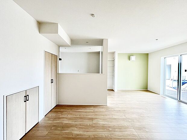 【ダイニング】◆４号棟◆～Living～　ここにはみんなが集い、食事と楽しい会話が始まる。話に夢中になりすぎて、ついつい時を忘れ夜半過ぎになってしまう。そんな束の間の幸せを感じさせてくれる場所でありたい。