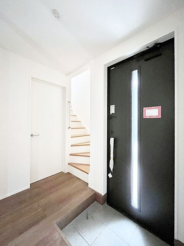 【玄関】ガラススリットの入った玄関ドアが室内に光を届けてくれます