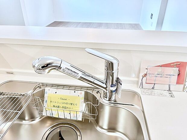 【その他設備(浄水器)】いつでも清潔なおいしいお水を。一つの水栓で水道水と浄水を使い分け。