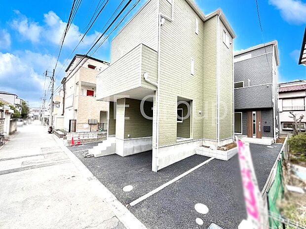 【前面道路含む現地写真】～Exterior～  前面道路は閑静な住宅地をはしる車通りの少ない道路。駐車の出し入れもらくらくです！ご不明点・現地見学のご希望は、お気軽にお問い合わせください！