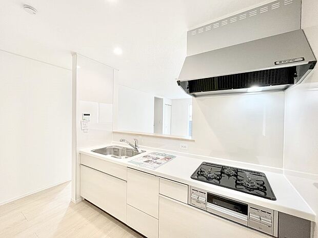 【ダイニングキッチン】◆1号棟◆～Kitchen～　「さぁ今日は何を作ろう」こんなキッチンなら思いっきり料理ができちゃいます。キッチンからはリビングが一望できます。家族がつながるお家がここにございます。