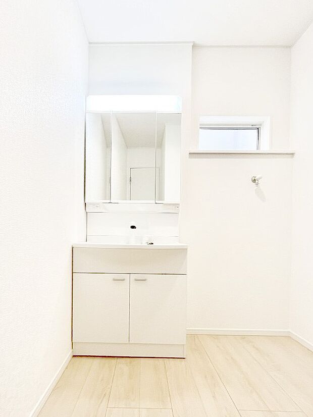 【洗面台・洗面所】◆1号棟◆～Dressing Room～　十分な大きさの洗面台は収納もさる事ながら、身だしなみチェックや歯磨きなど、朝の慌ただしい時間でもホテルライクなスペースで余裕とゆとりを感じて頂けます。