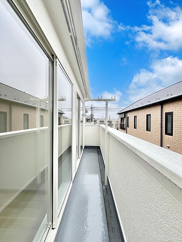 【バルコニー】◆1号棟◆～Balcony～　大きな空に囲まれた気持ちのいい家。バルコニーを覗くだけで圧倒的な開放感に包まれます。バルコニーは陽がさしこみお布団や洗濯物を気持ちよく干すことができます。