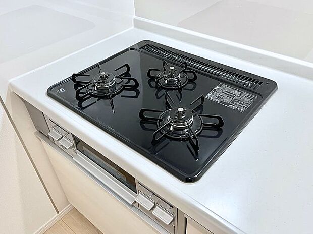 【その他設備(Ｓｉセンサーコンロ)】◆1号棟◆ガスコンロはＳｉセンサー搭載。火力調節や焦げ付き・消し忘れも防いでくれます。