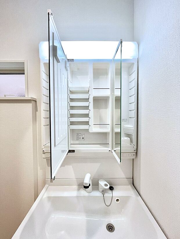 【その他設備(三面鏡裏収納)】◆1号棟◆三面鏡の裏に、化粧品や衛生用品などを収納可能。洗面台をすっきりと保ちます！