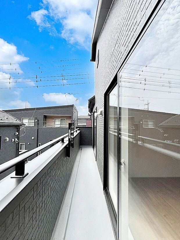 【バルコニー】～Balcony～ バルコニーは温かい陽がさしこみ、お布団や洗濯物を気持ちよく干すことができます。 使いやすく開放的なバルコニーです♪陽ざしがたっぷり降り注ぐ、バルコニー付き住まい。 