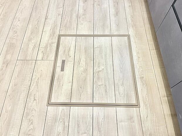 【その他設備(床下収納)】床下収納付き！日用品・非常用品の収納にも大活躍。