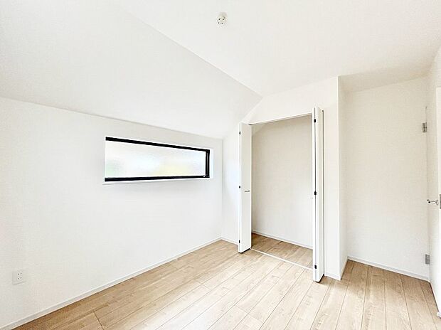 【寝室】~Bed Room~ 居室には収納クローゼットを完備!普段使いのお洋服や小物はもちろん、季節物のお洋服などもしっかりと整理整頓おしまい頂けます。 居室空間を広く使用できますね。